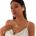 Conjunto de pendientes y collar de flores